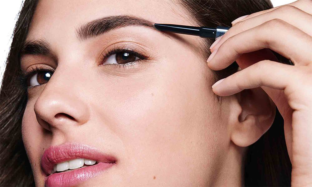 Stay on trend and keep your brow game strong with the latest eyebrow makeup styles.