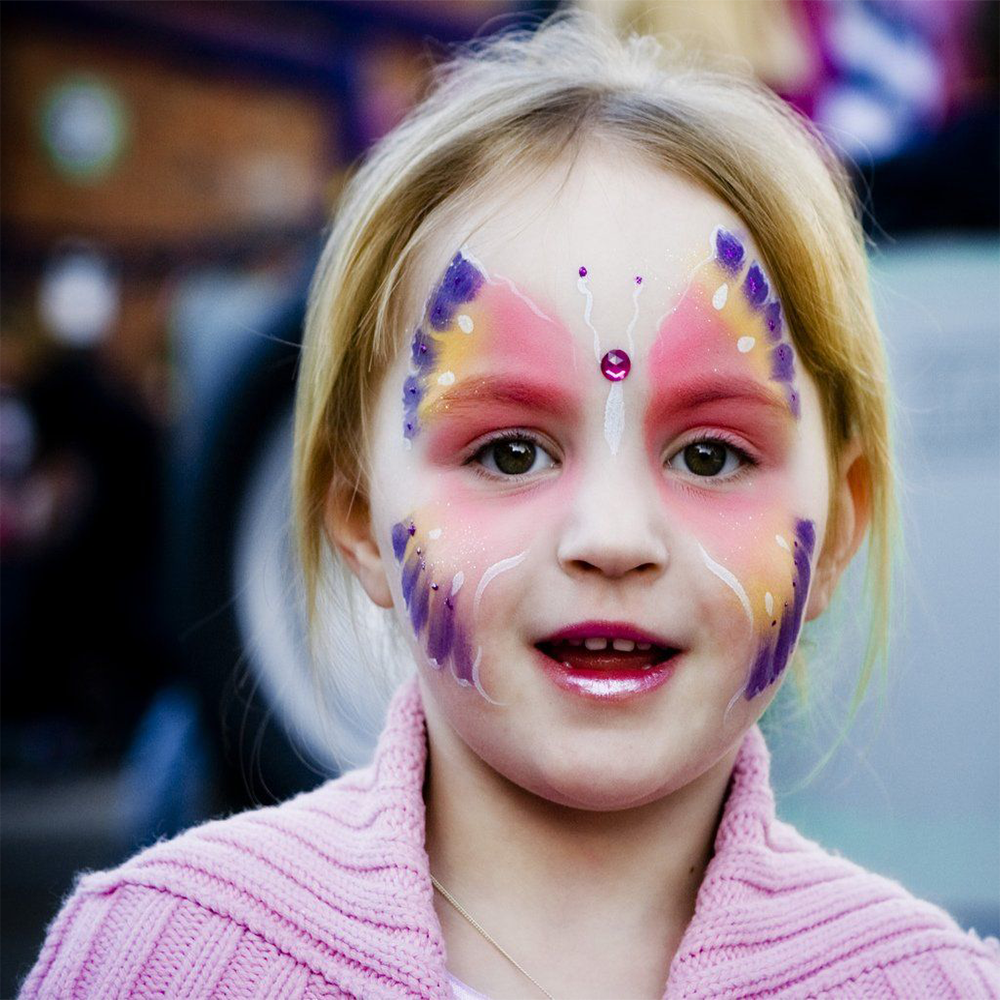Safe and easy-to-use kids' face paint chalk for imaginative adventures and artistic expression.