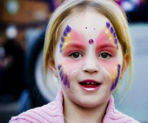 Safe and easy-to-use kids' face paint chalk for imaginative adventures and artistic expression.