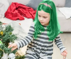 Vibrant Kids Green Hair Chalk – Transforming locks with playful hues for a fun and creative twist!