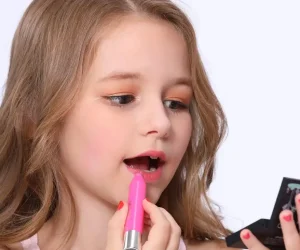 kids-friendly-makeup-kits-1024-768-2